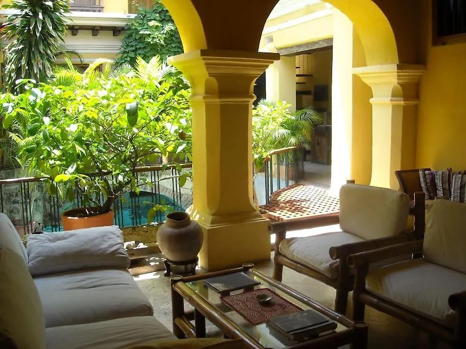 Kontakt z Charming Colonial Home With Pool, Walled City
